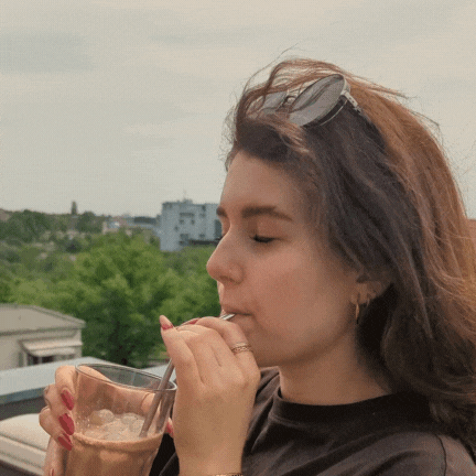 Junge Frau trinkt genüsslich Eiskaffee ohne Koffein