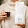 Eine Frau hält No Coffee Verpackung in der Hand