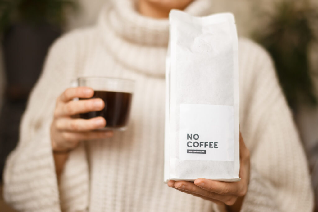 Eine Frau hält No Coffee Verpackung in der Hand